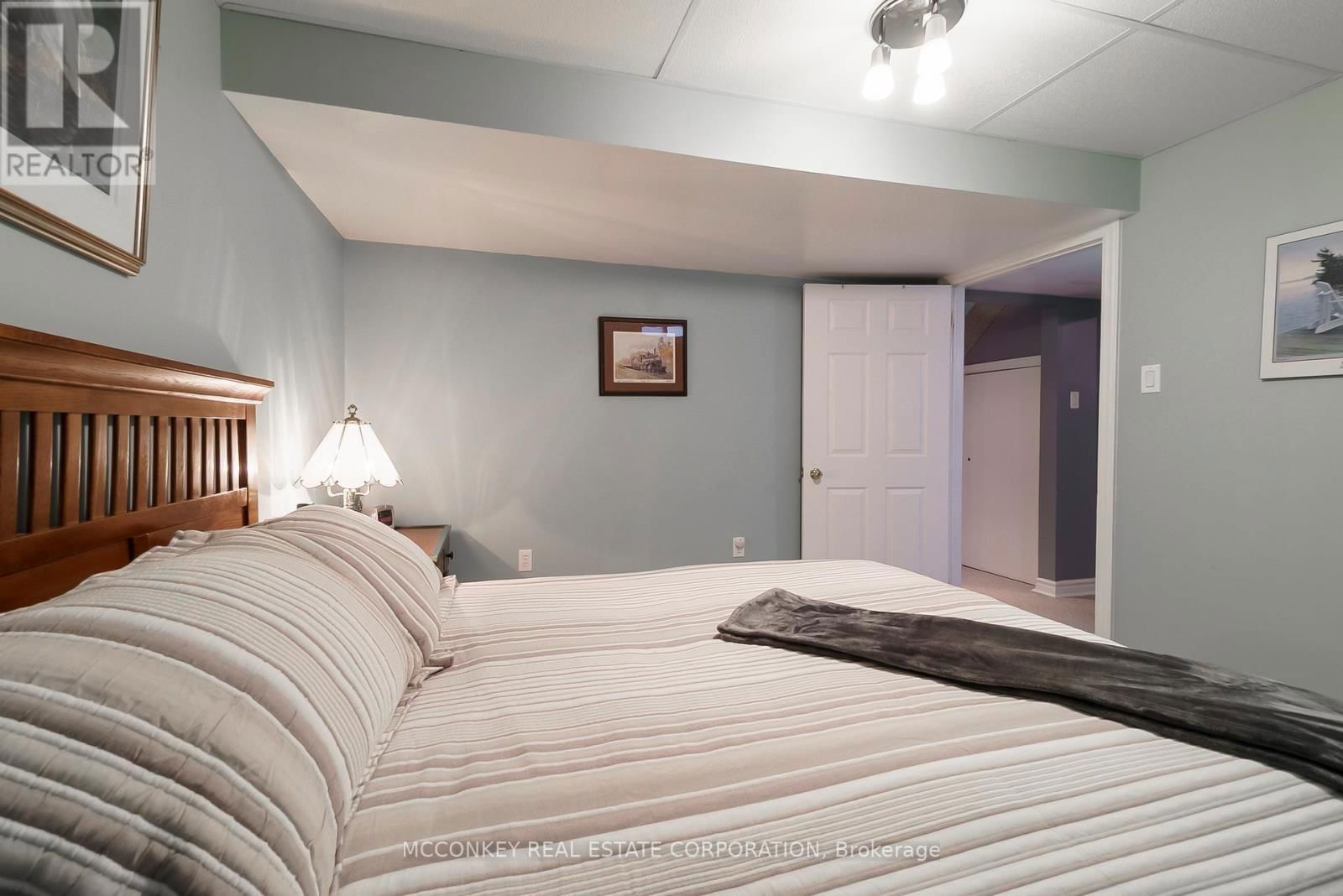 374 SPILLSBURY DRIVE Image 40
