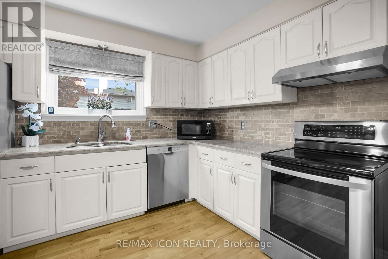 45 WHISPERWOOD CRESCENT Image 24