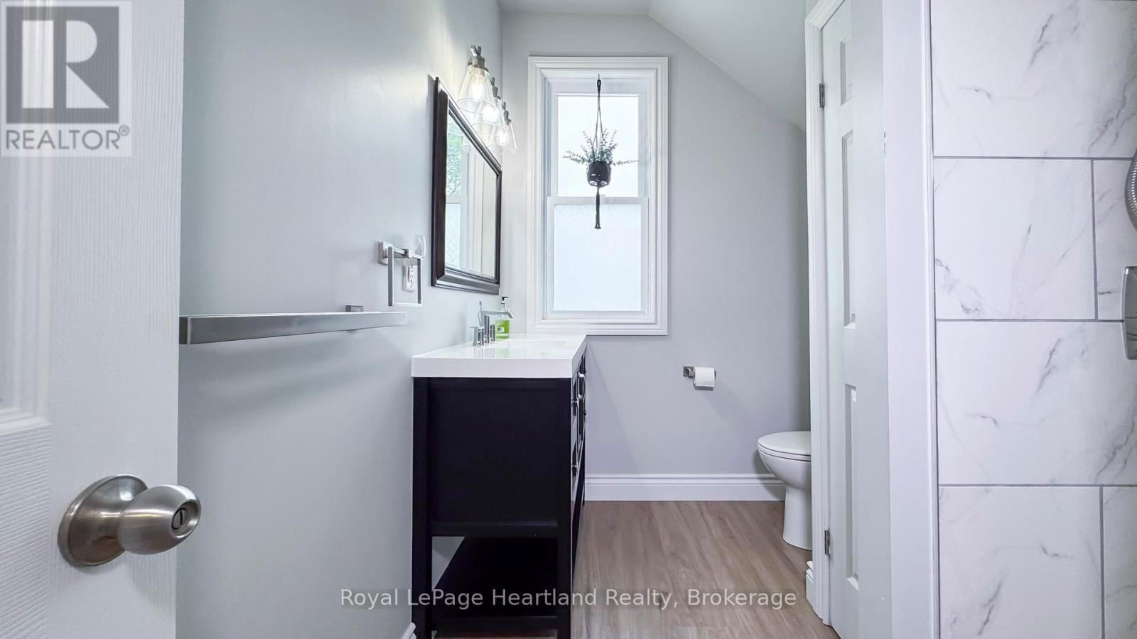 178 WELLINGTON STREET Image 32