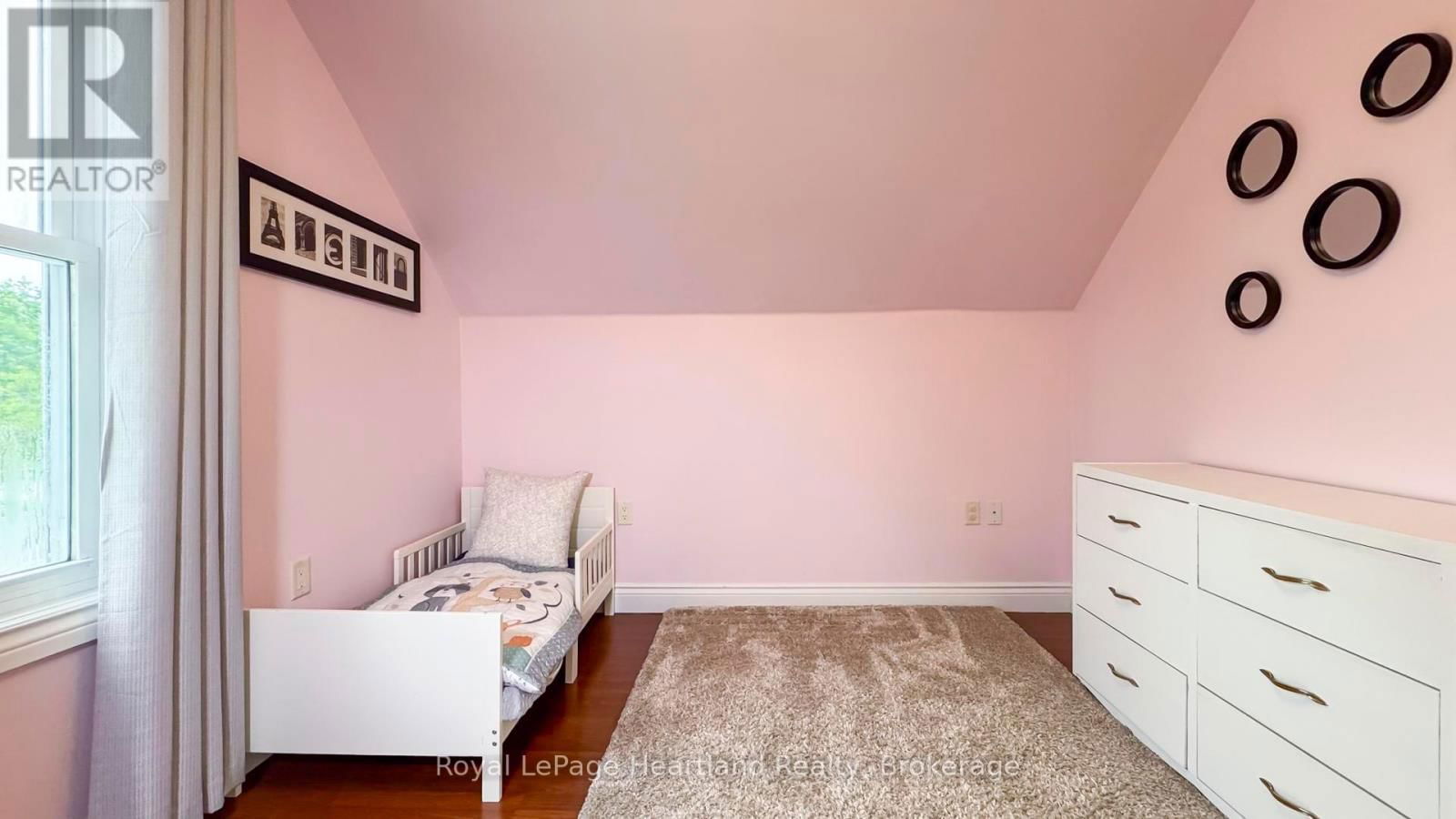 178 WELLINGTON STREET Image 39
