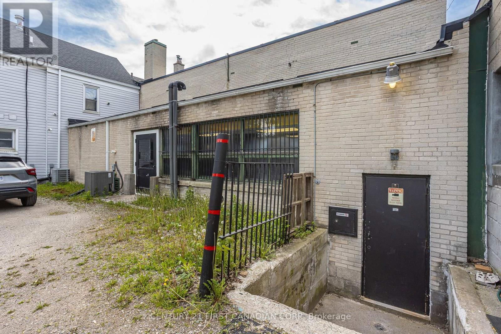 1068 DUNDAS STREET Image 10