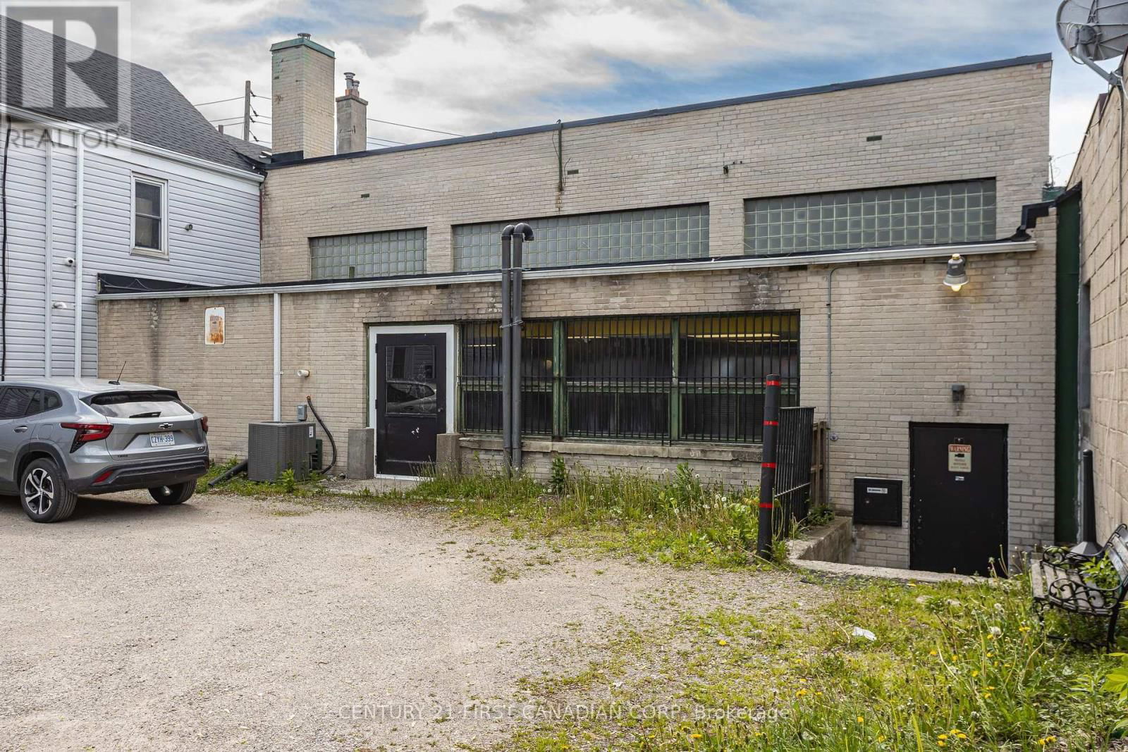 1068 DUNDAS STREET Image 8