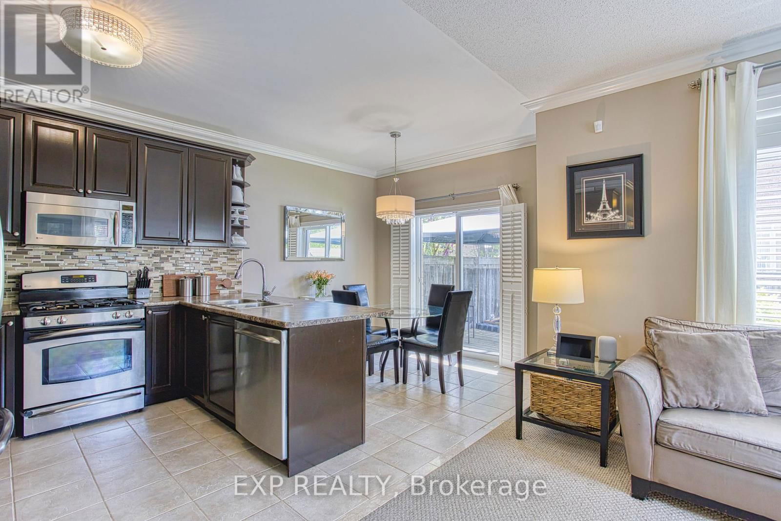 6 GREENSTEM CRESCENT Image 16