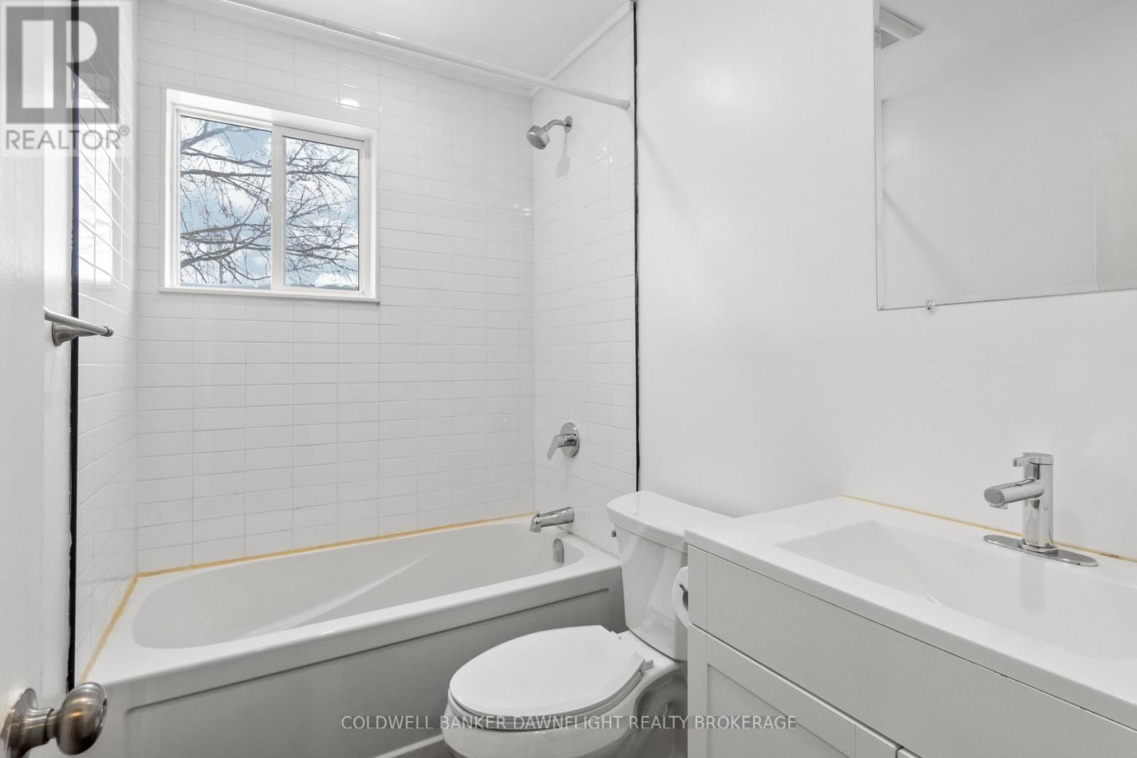 115 PICTON STREET EAST Image 12
