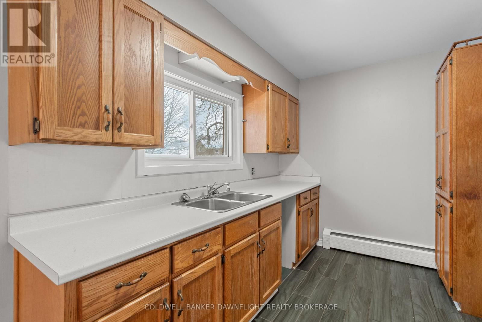 115 PICTON STREET EAST Image 21