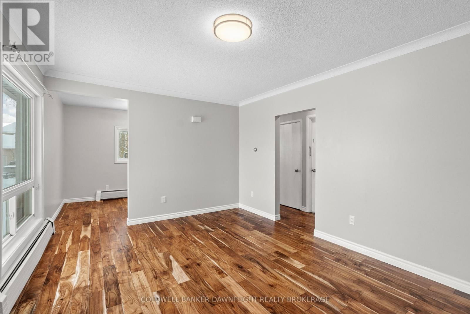 115 PICTON STREET EAST Image 28