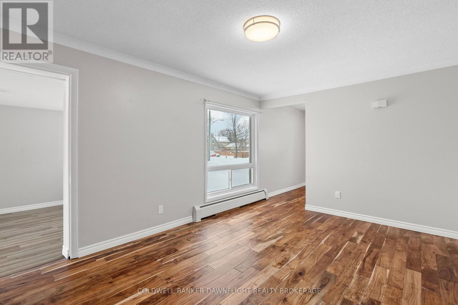 115 PICTON STREET EAST Image 29