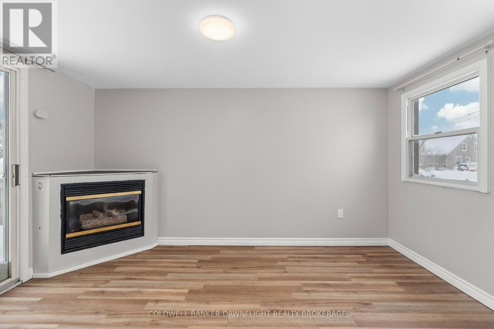 115 PICTON STREET EAST Image 30