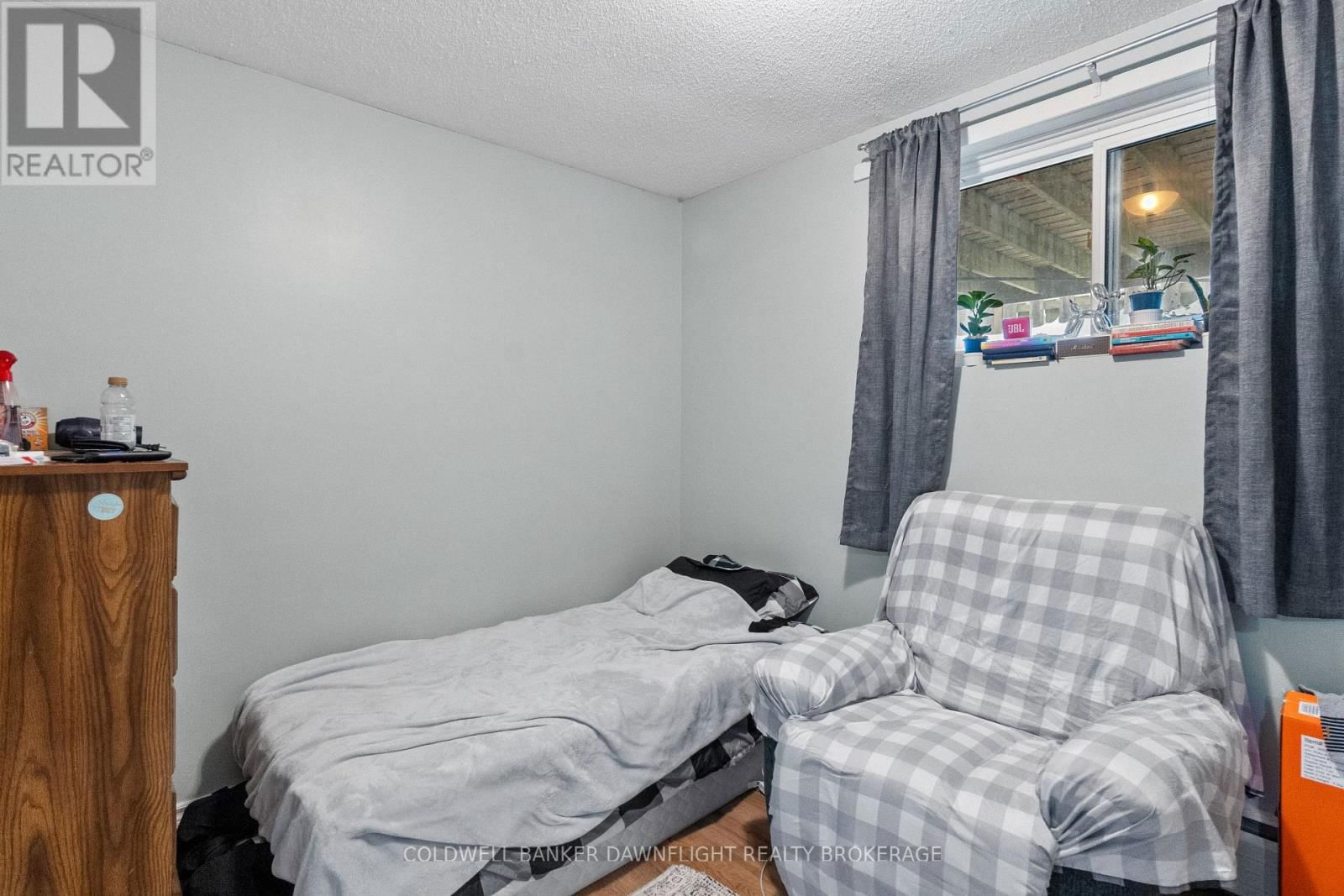 115 PICTON STREET EAST Image 44
