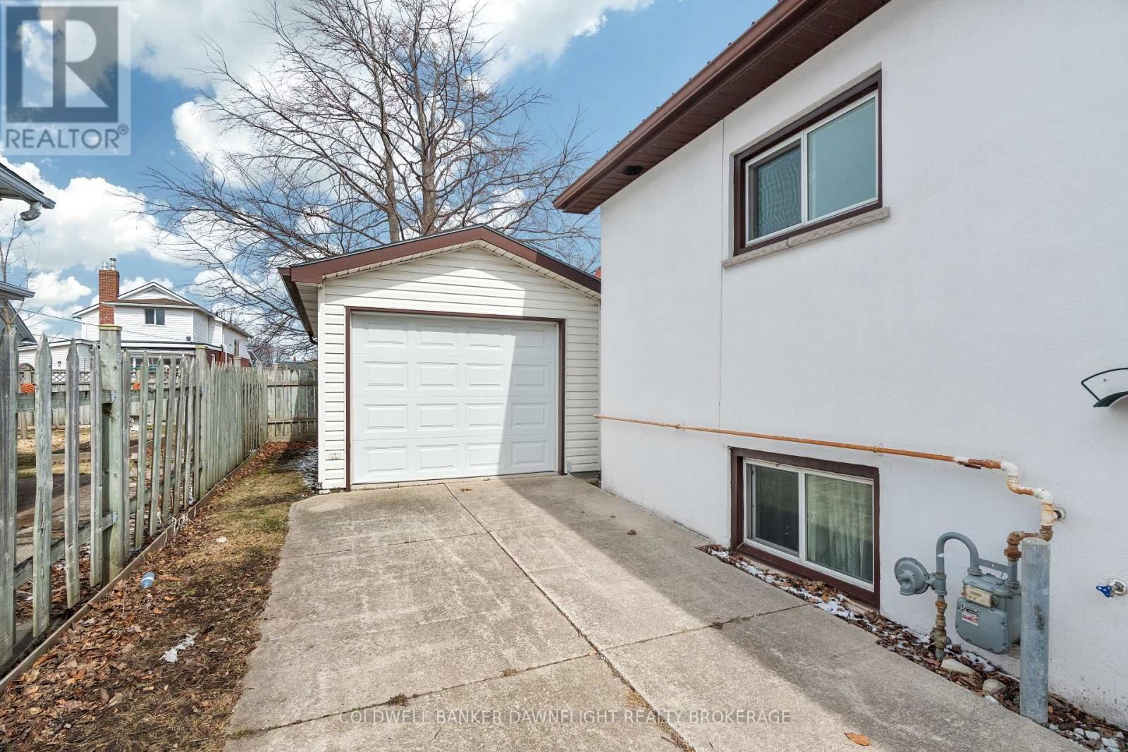 115 PICTON STREET EAST Image 8