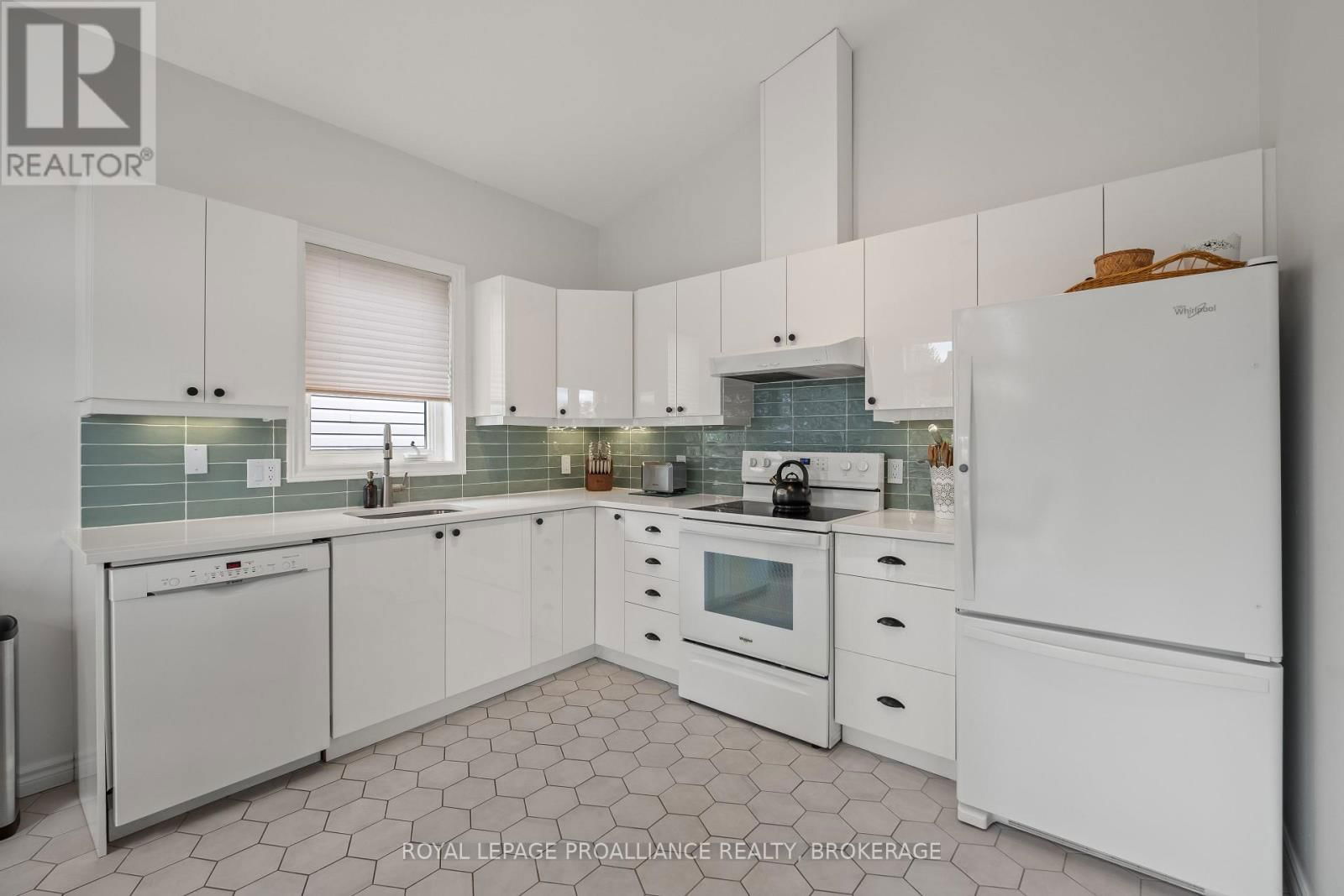 34 SCHOONER DRIVE Image 19