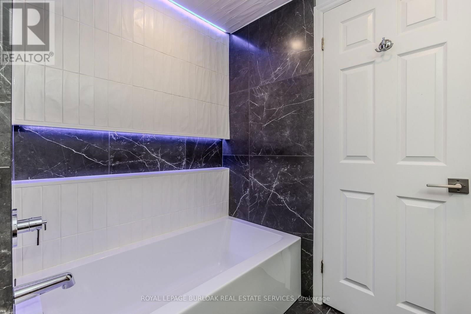 6 CARL CRESCENT Image 30