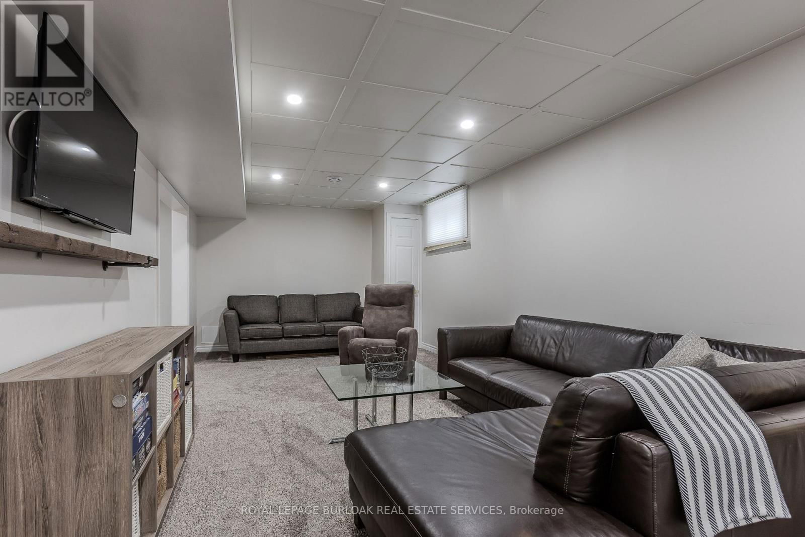 6 CARL CRESCENT Image 35