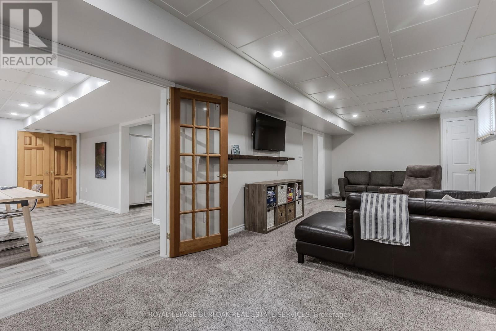 6 CARL CRESCENT Image 36