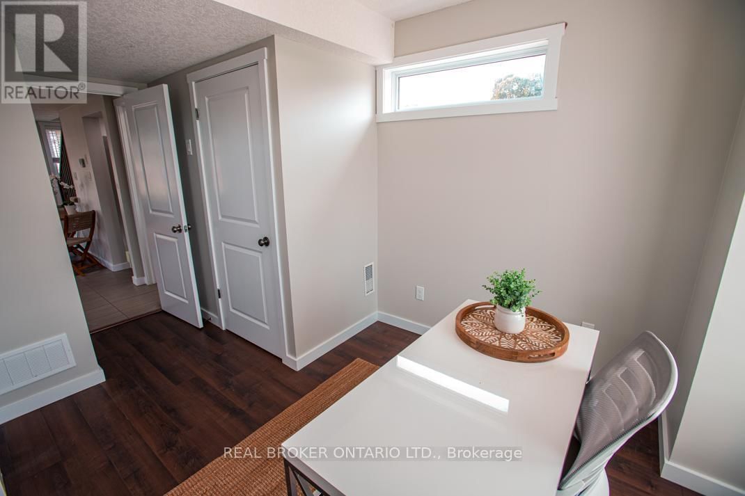 B - 489 EAST AVENUE Image 21