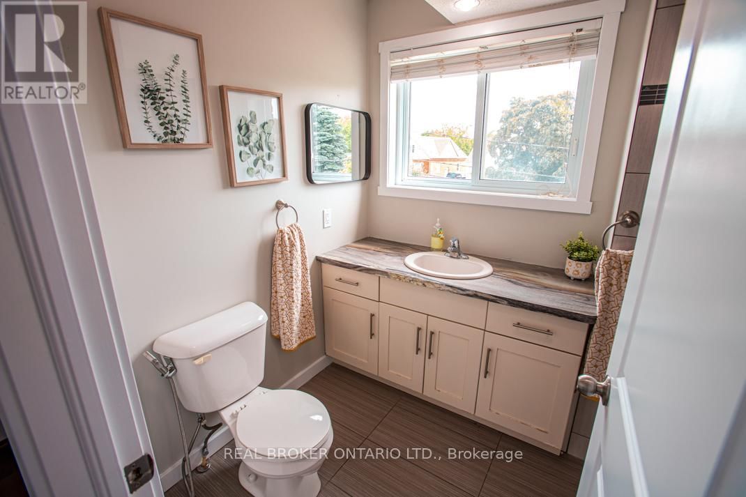 B - 489 EAST AVENUE Image 33
