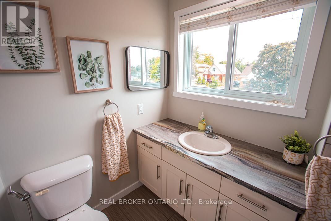 B - 489 EAST AVENUE Image 36