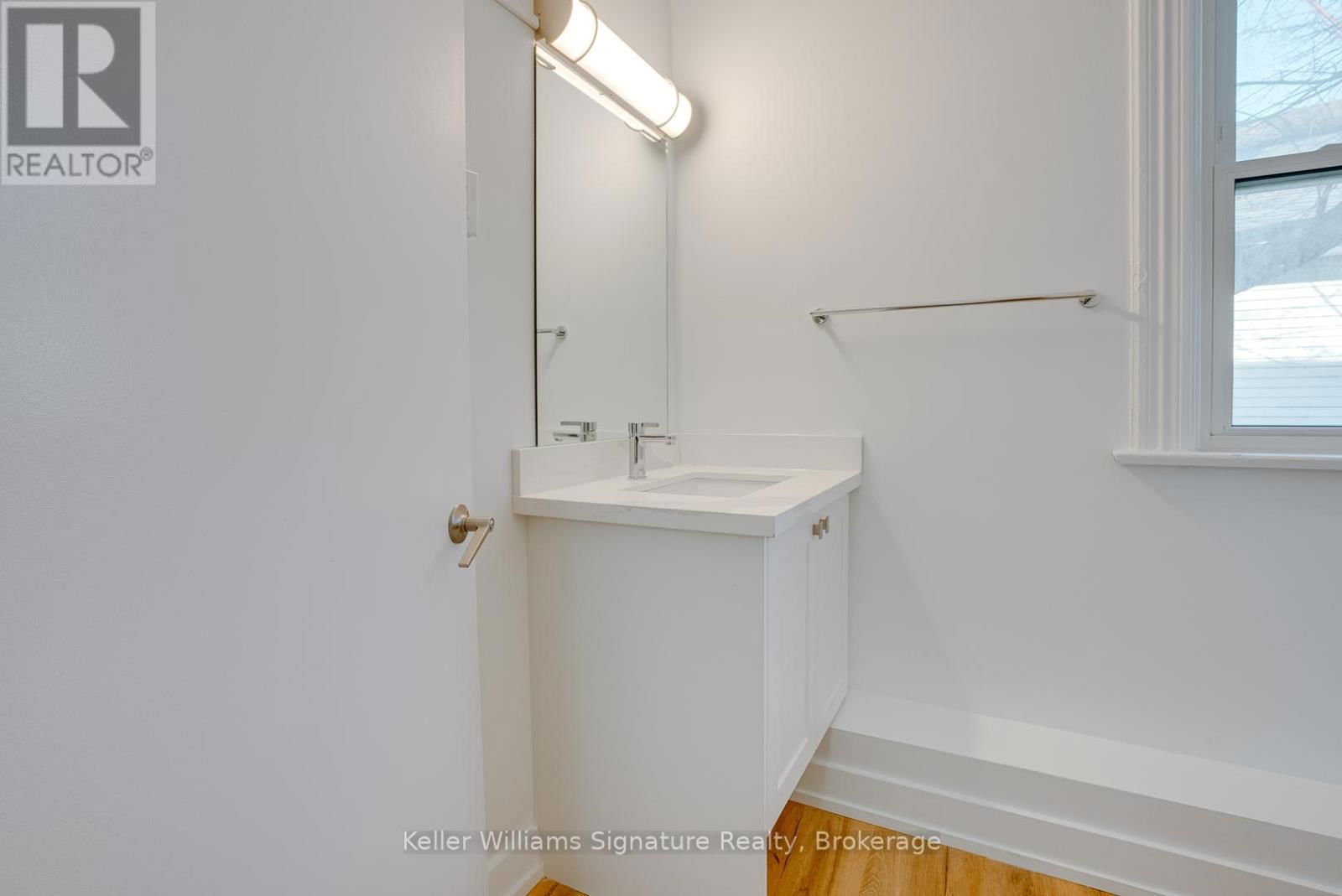 3 - 200 KING STREET Image 11