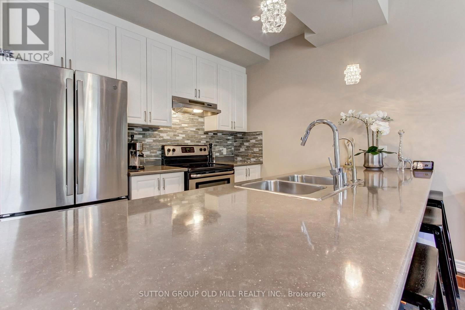 53 SOUTHSHORE CRESCENT Image 13