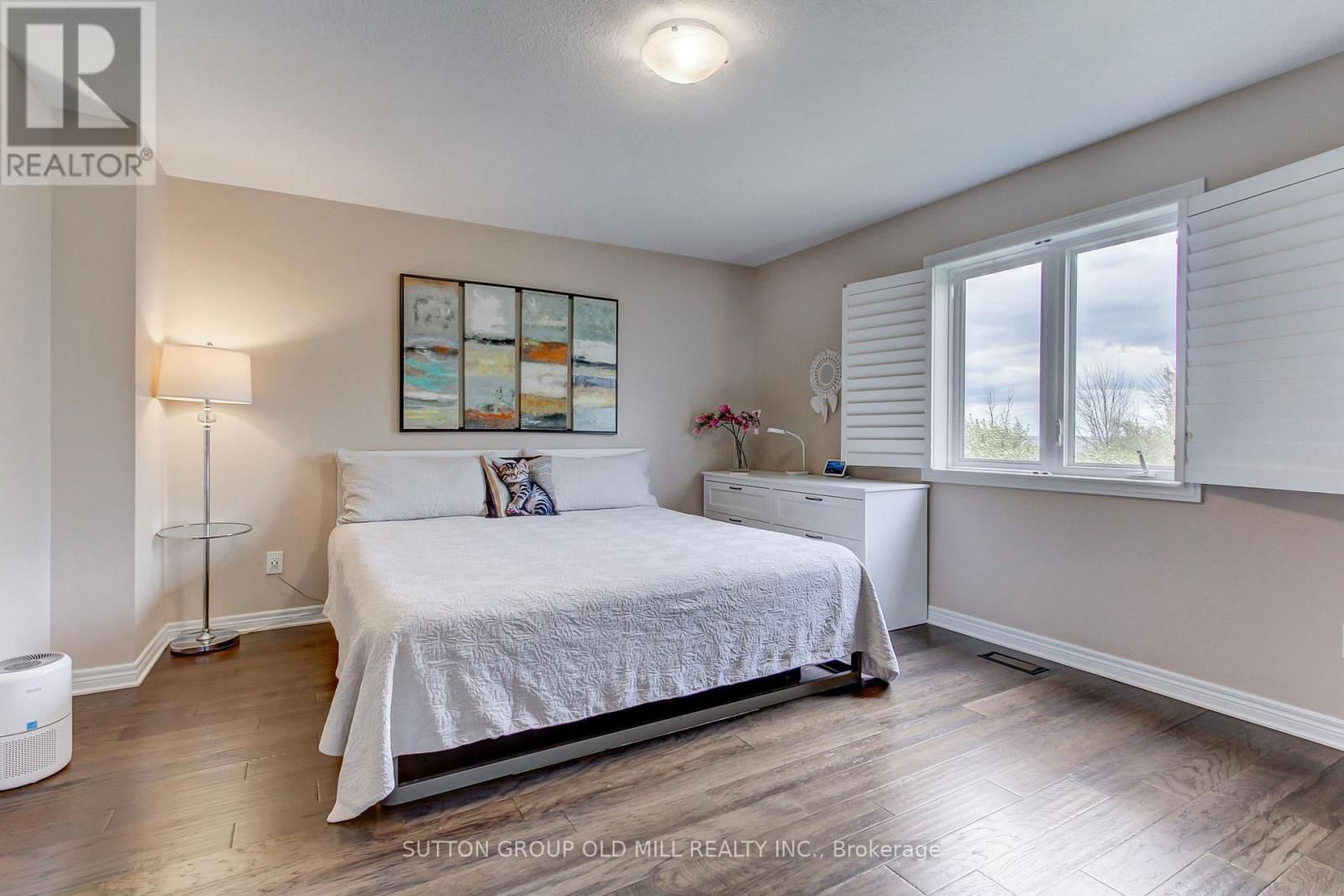 53 SOUTHSHORE CRESCENT Image 18