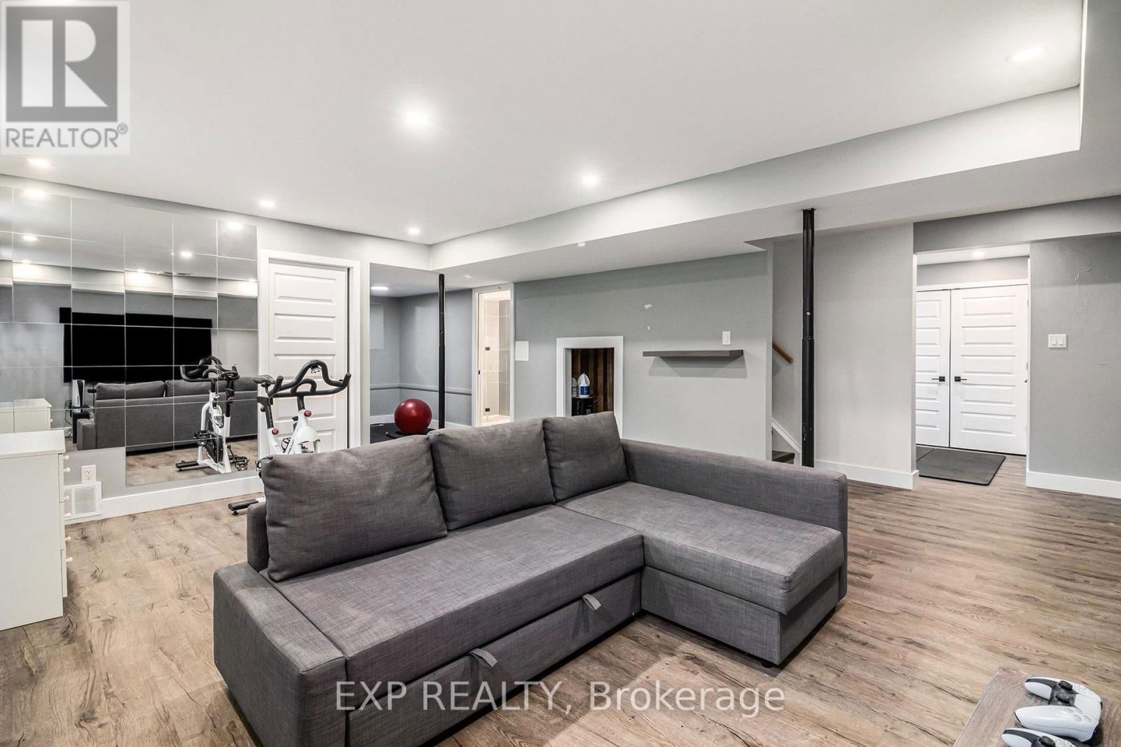 2195 NIAGARA DRIVE Image 32