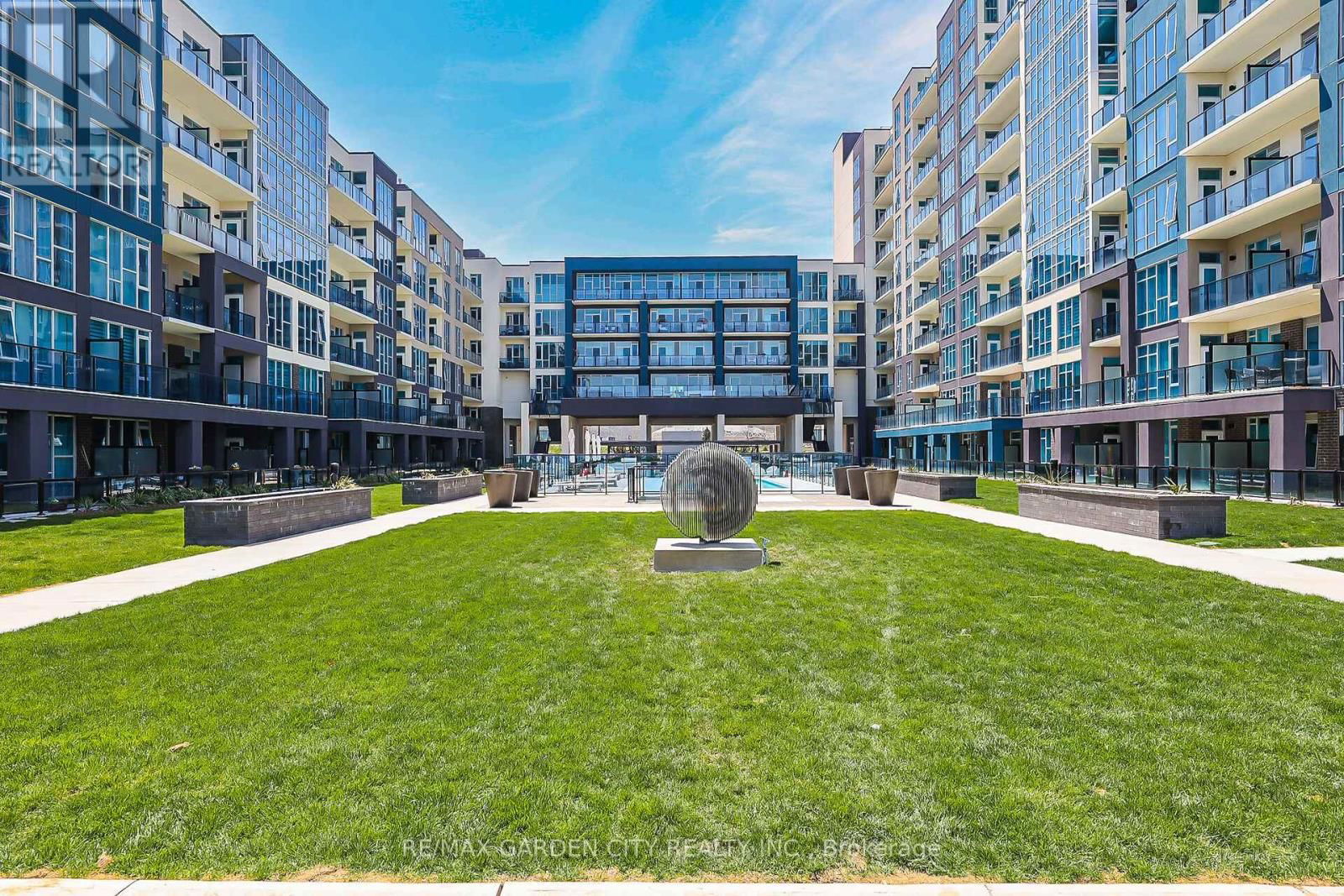 431 - 16 CONCORD PLACE Image 32