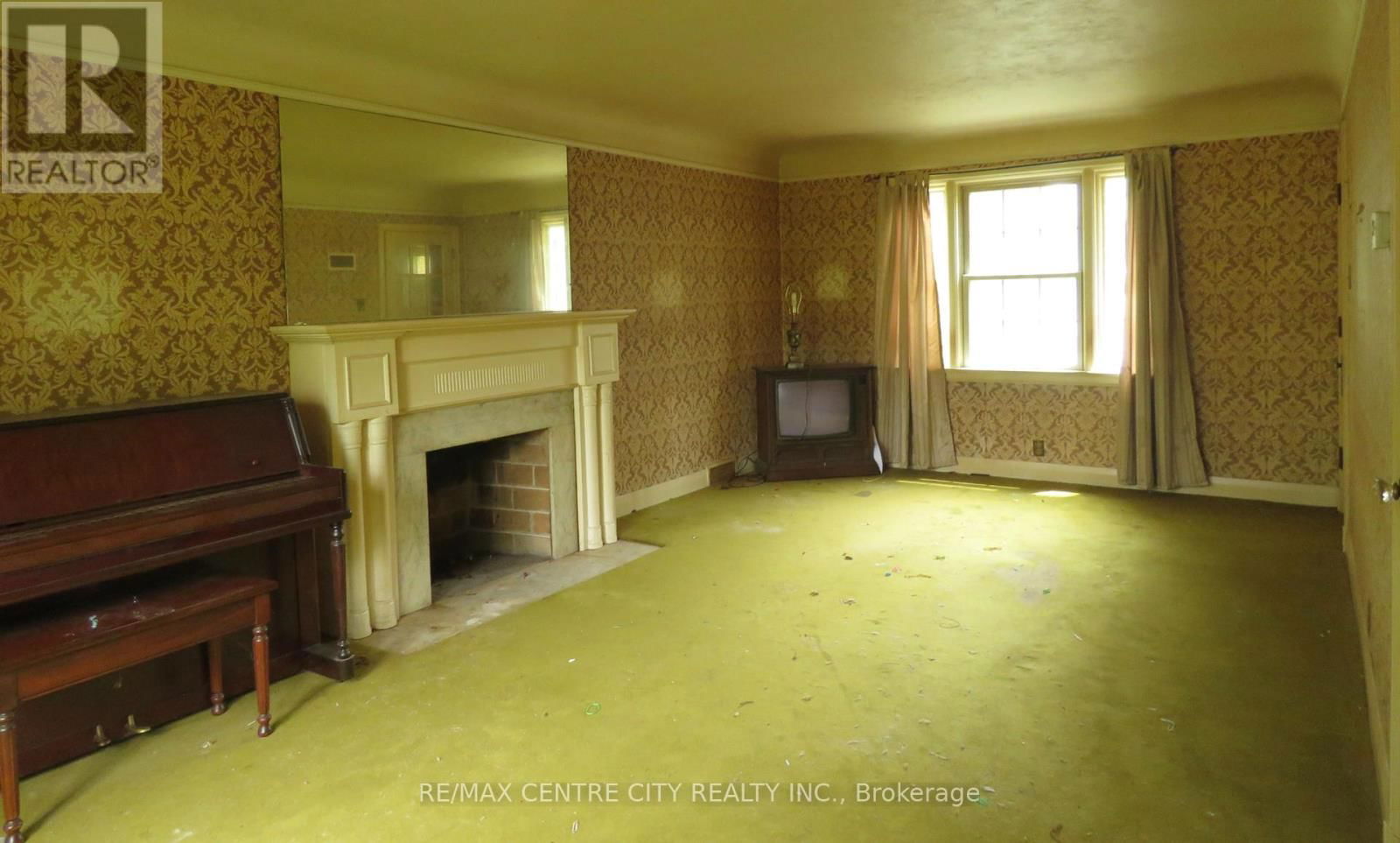 377 RIVERSIDE DRIVE Image 10
