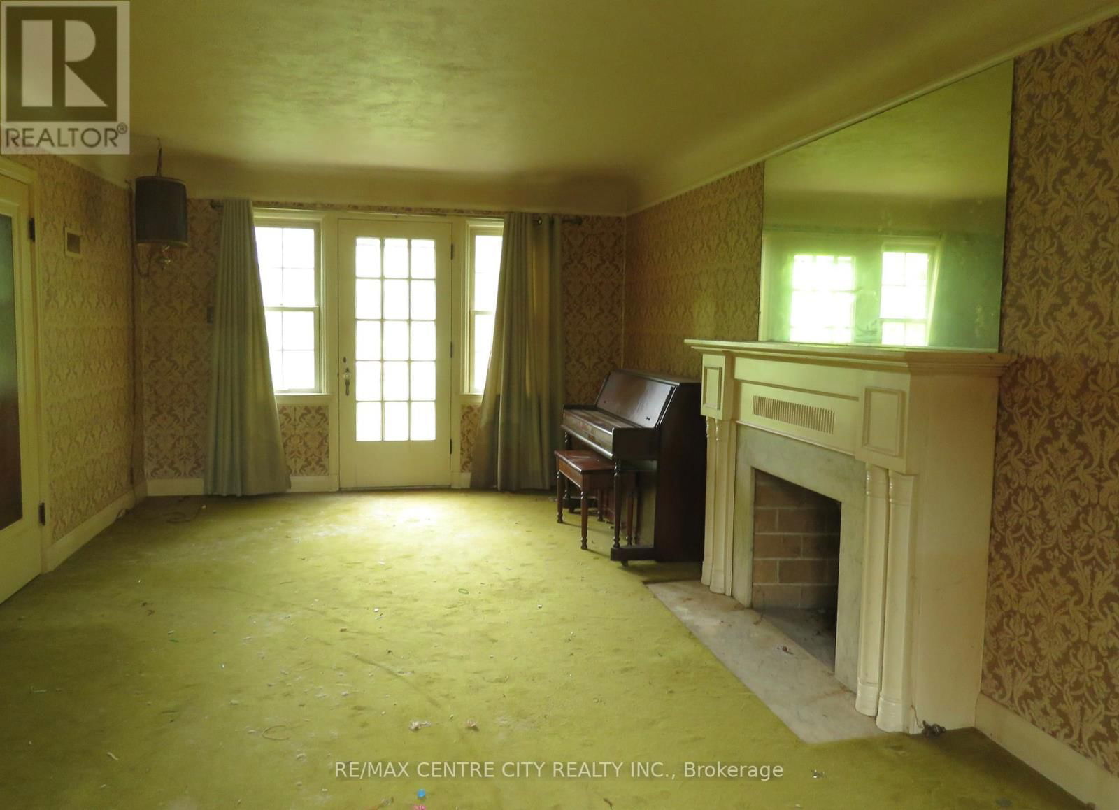 377 RIVERSIDE DRIVE Image 11