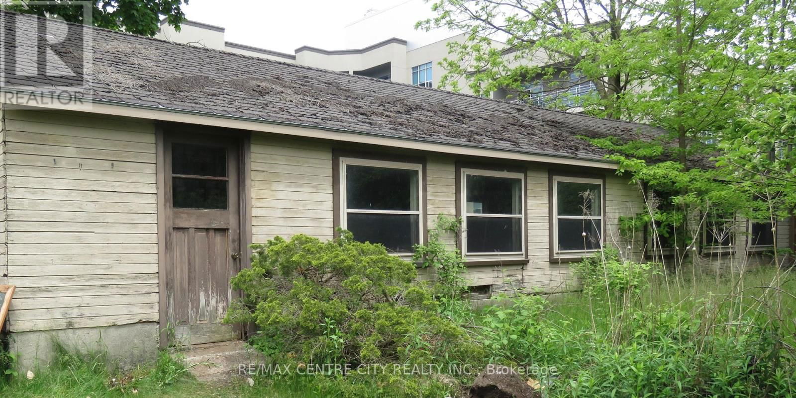 377 RIVERSIDE DRIVE Image 8