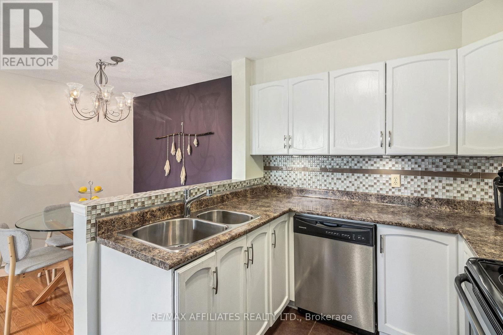 205 - 475 CANTEVAL TERRACE Image 11