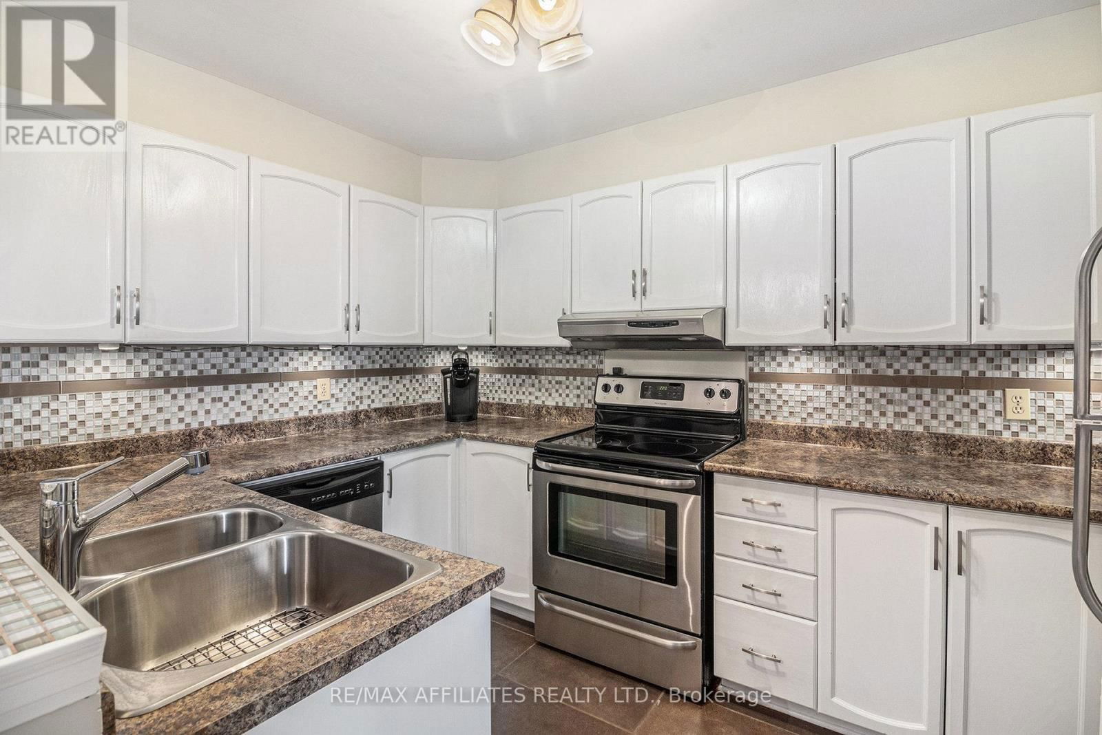 205 - 475 CANTEVAL TERRACE Image 12