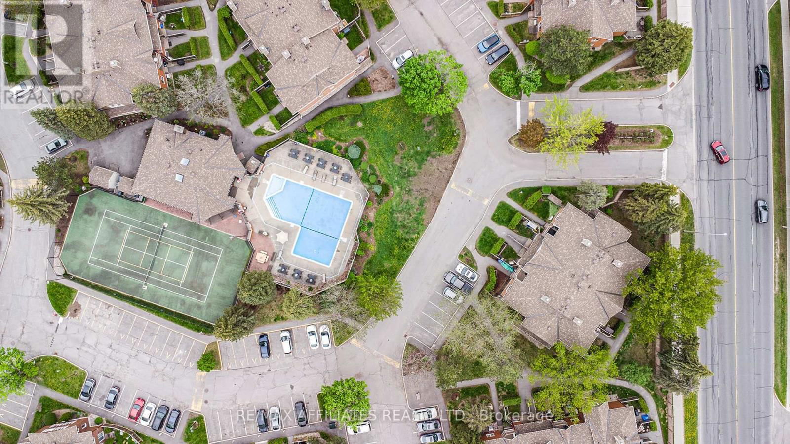 205 - 475 CANTEVAL TERRACE Image 32