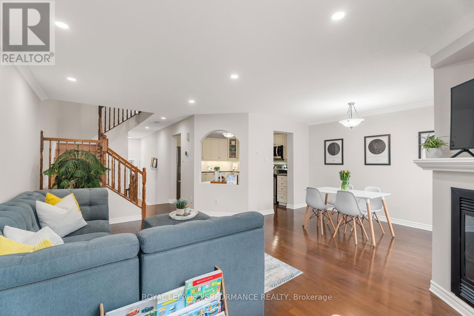 303 BRANTHAVEN STREET Image 15