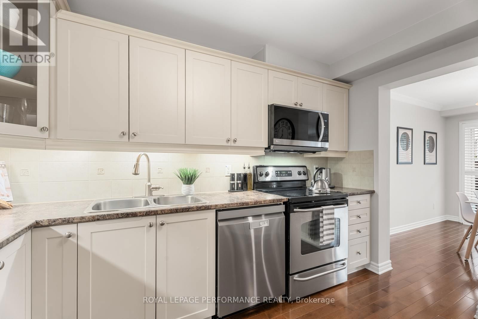 303 BRANTHAVEN STREET Image 9