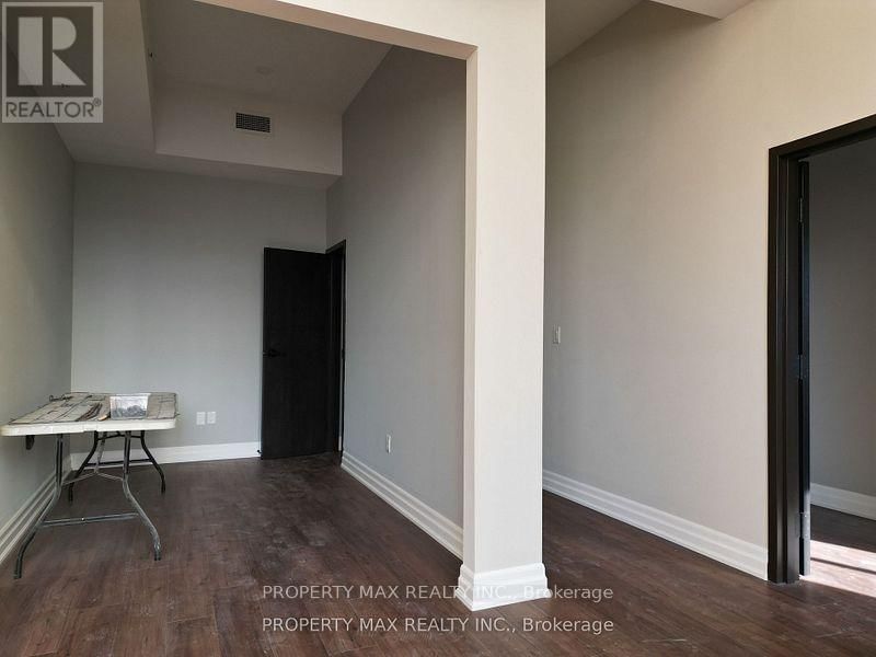 1061 RICHMOND STREET Image 20