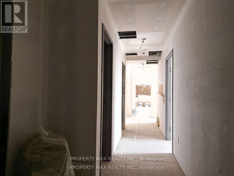 1061 RICHMOND STREET Image 31