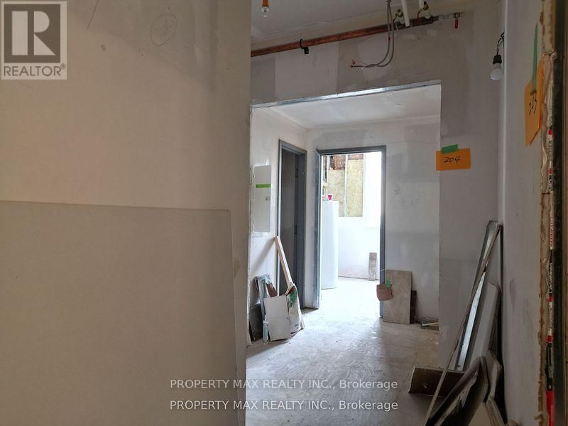 1061 RICHMOND STREET Image 32