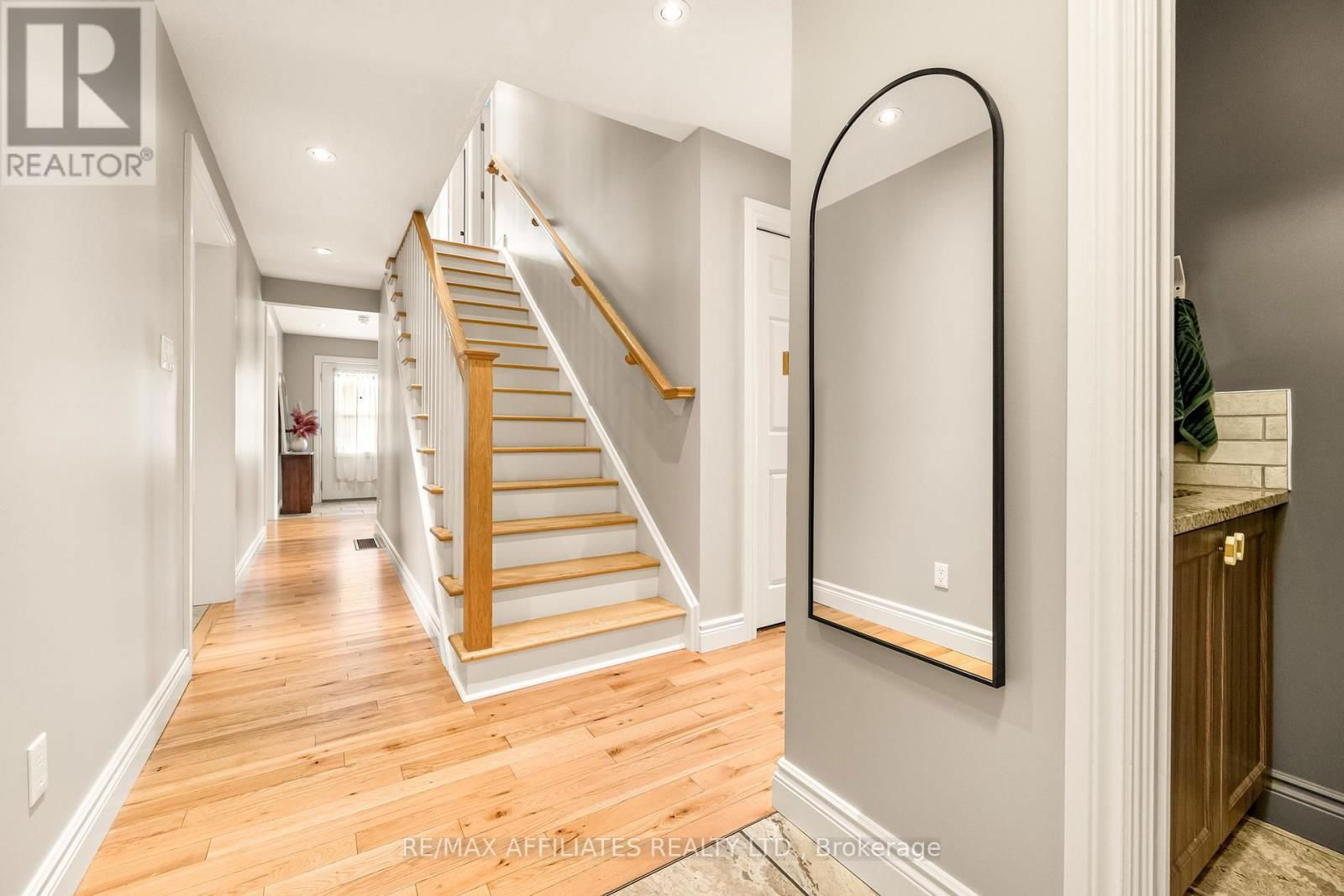 111 DRUMMOND STREET EAST Image 18