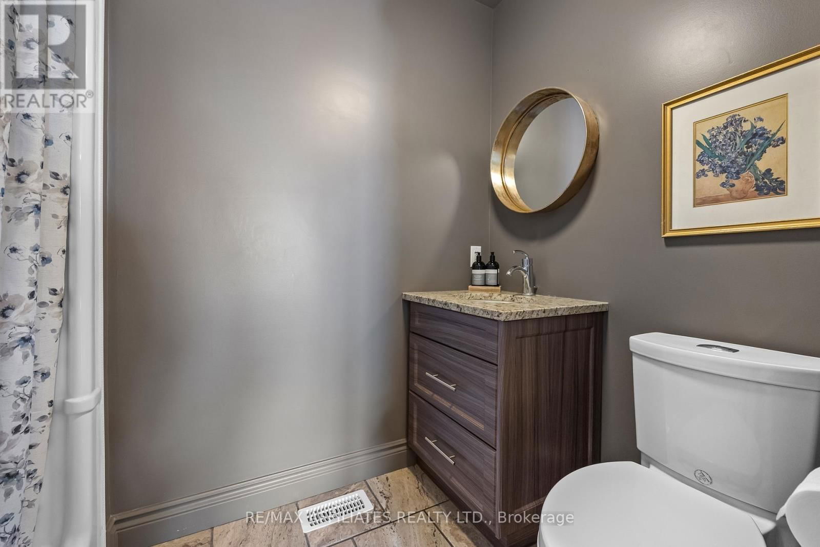 111 DRUMMOND STREET EAST Image 22