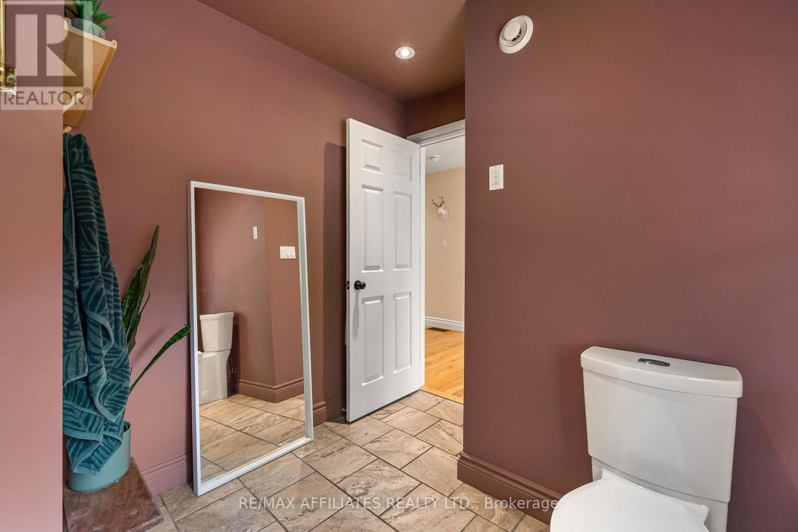 111 DRUMMOND STREET EAST Image 32