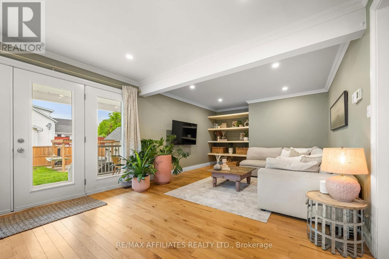 111 DRUMMOND STREET EAST Image 7