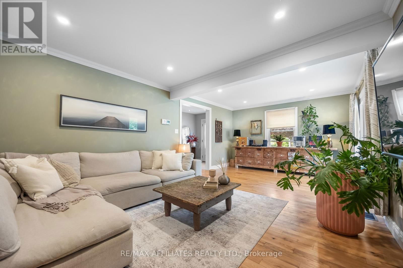 111 DRUMMOND STREET EAST Image 9
