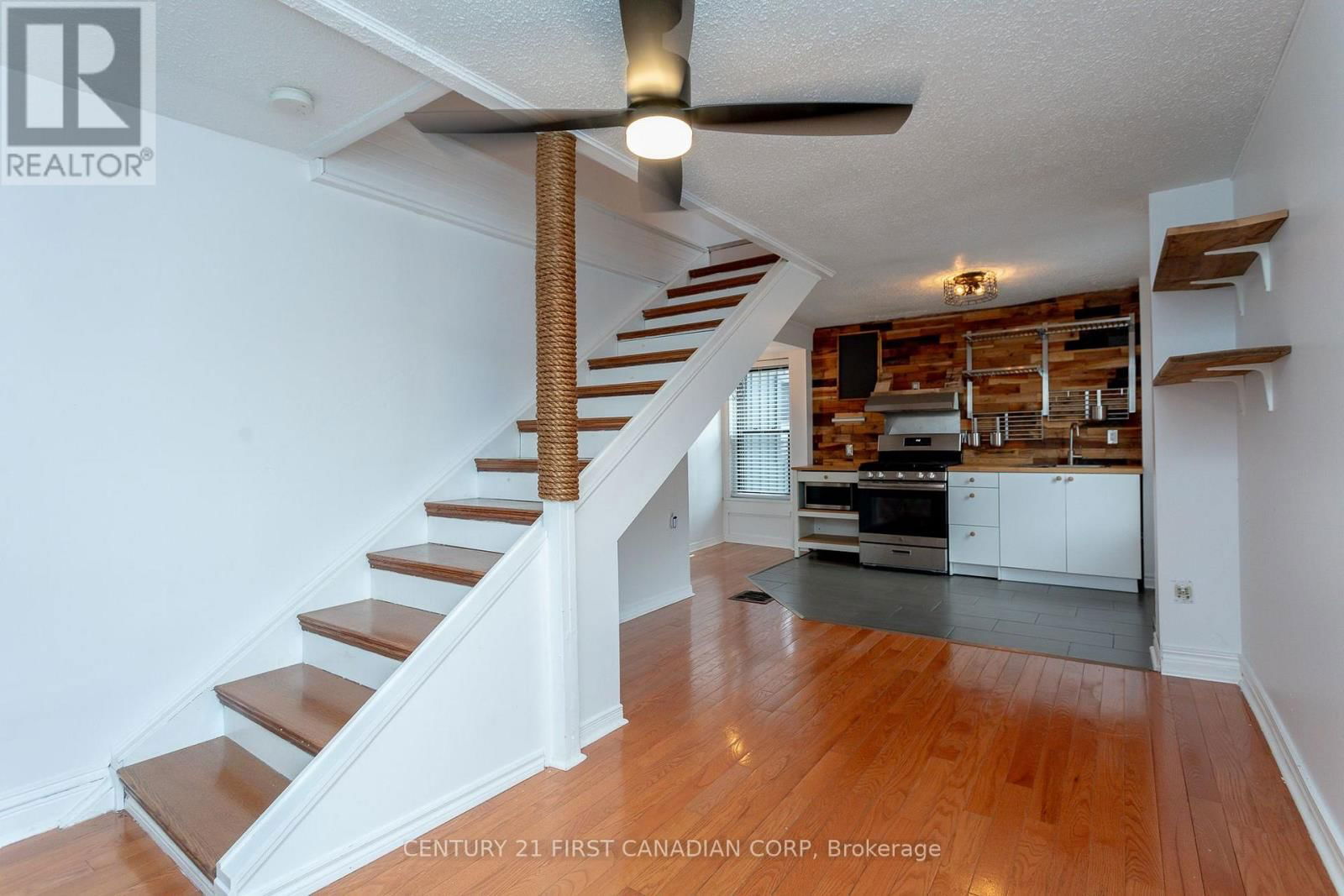 331 ERIE STREET Image 19