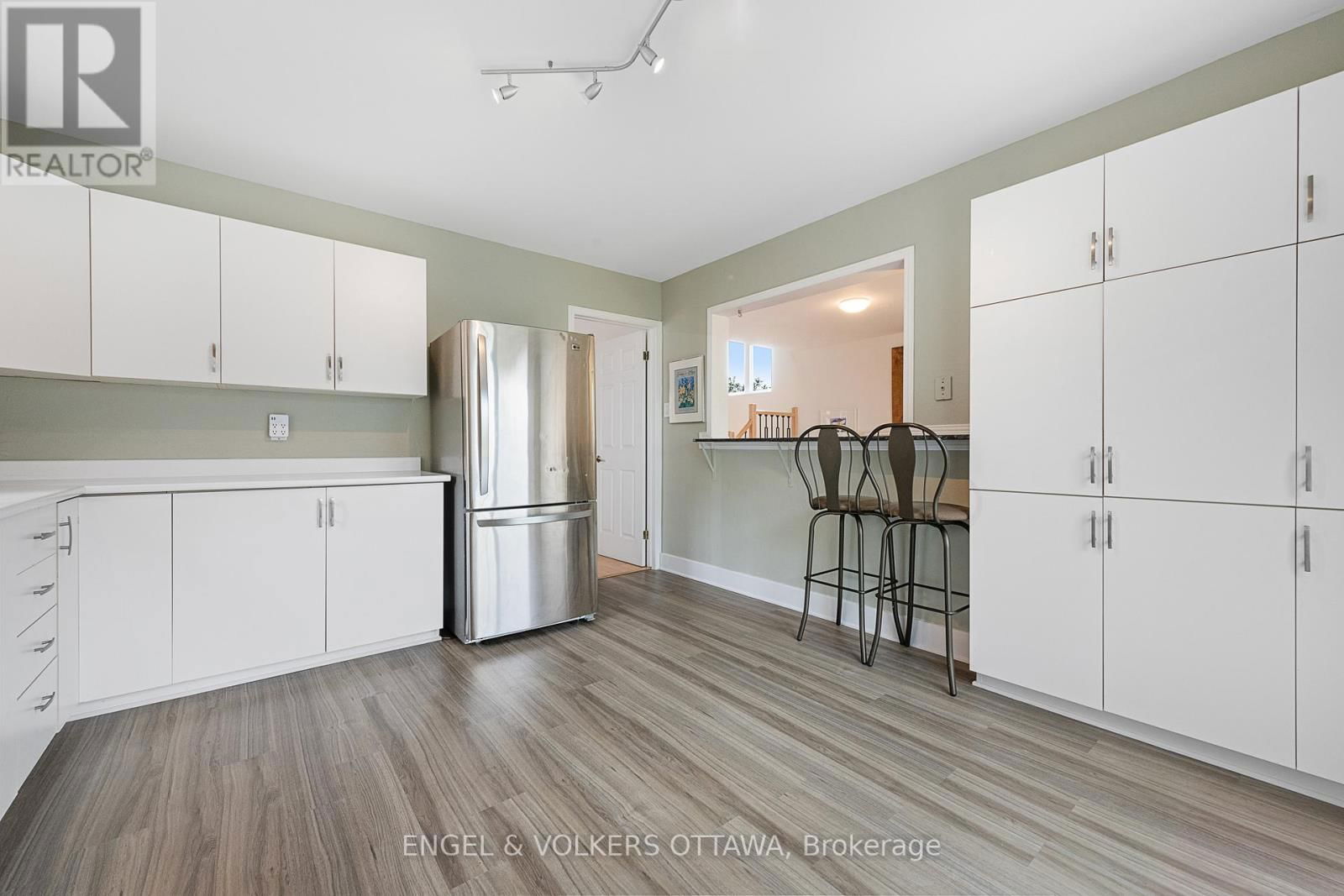 1798 TACHE WAY Image 11