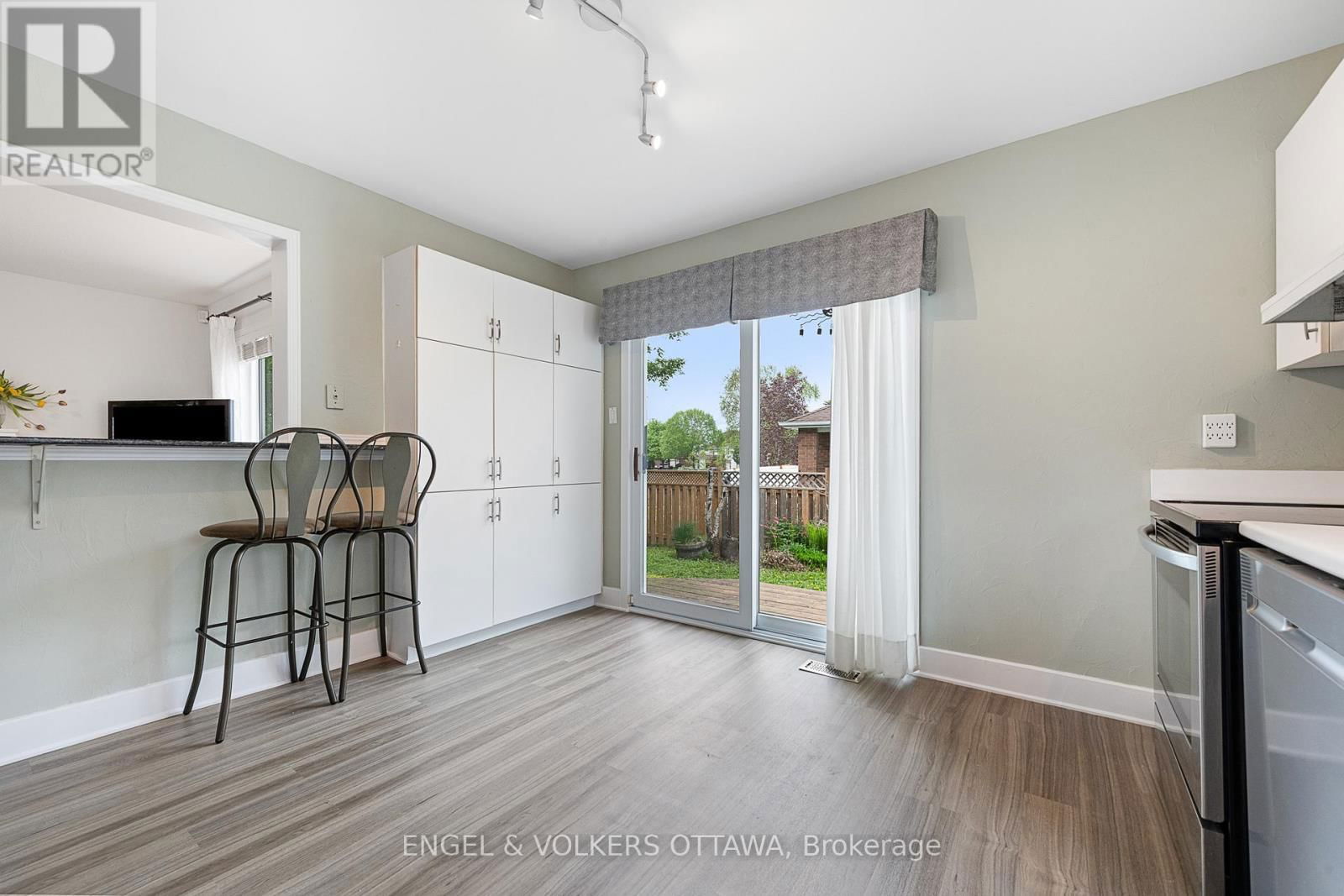 1798 TACHE WAY Image 12