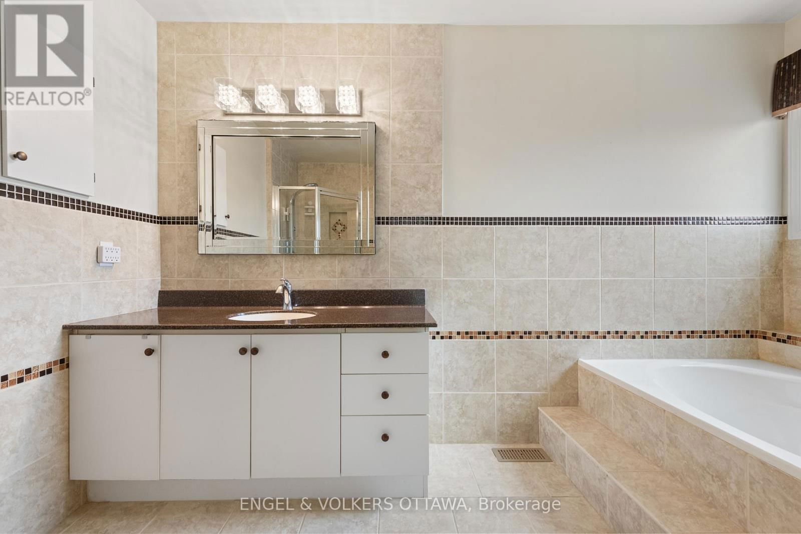 1798 TACHE WAY Image 19