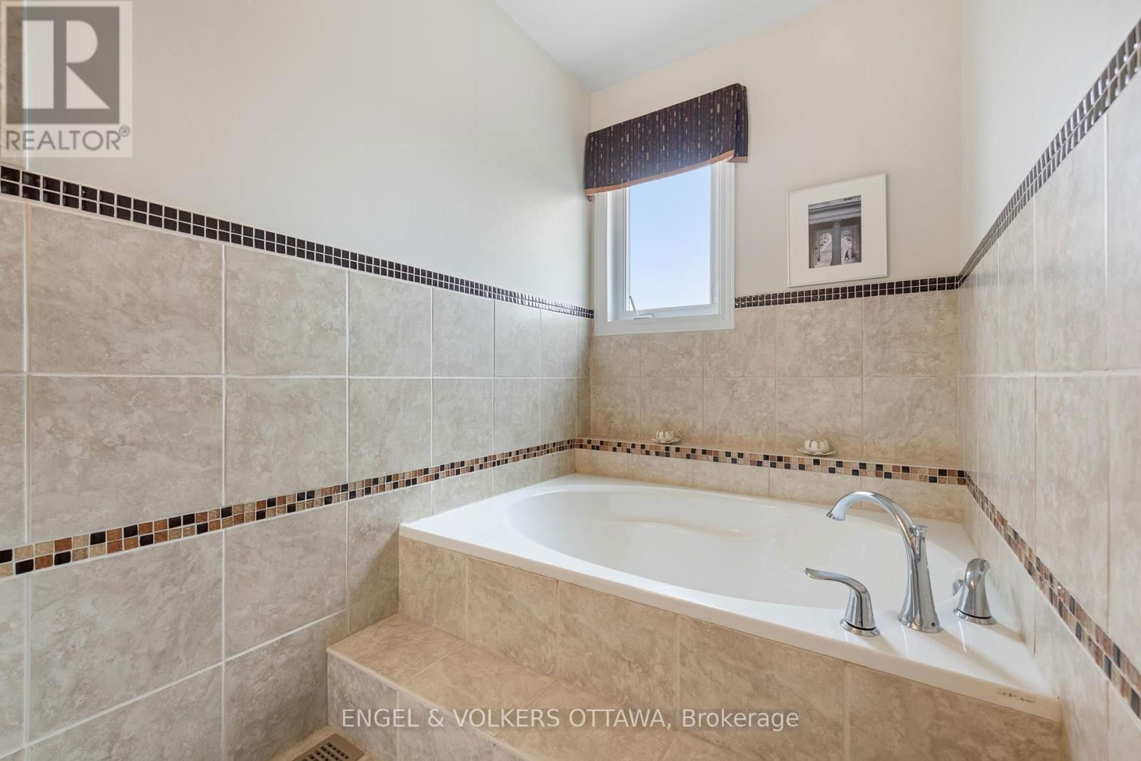 1798 TACHE WAY Image 20