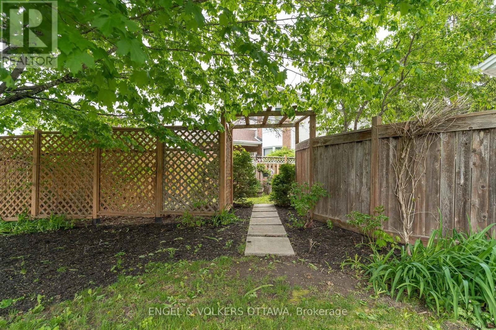 1798 TACHE WAY Image 34