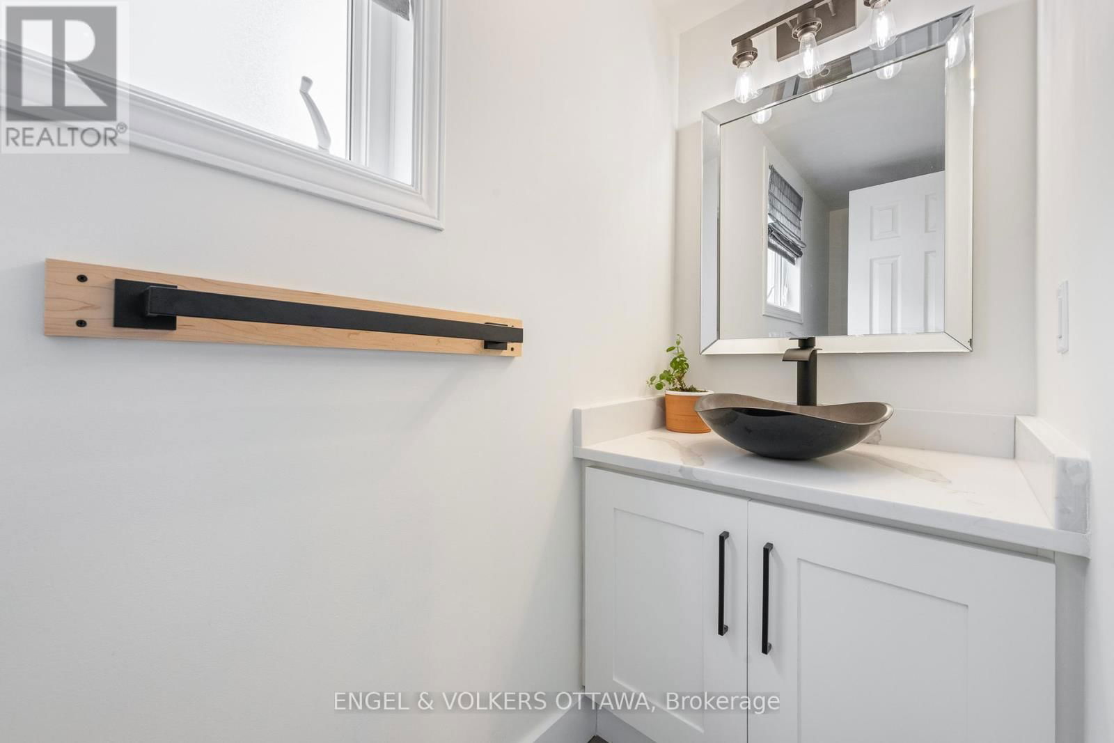 1798 TACHE WAY Image 7