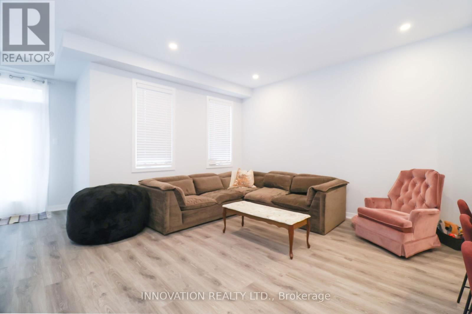 36 STITCH MEWS Image 9